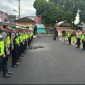 Kasat Lantas Polres Wonosobo, AKP Edy Nugroho melakukan pengecekan kelengkapan perorangan anggota Satlantas Polres Wonosobo, di halaman Mapolres Wonosobo, Selasa (17/12/2024).