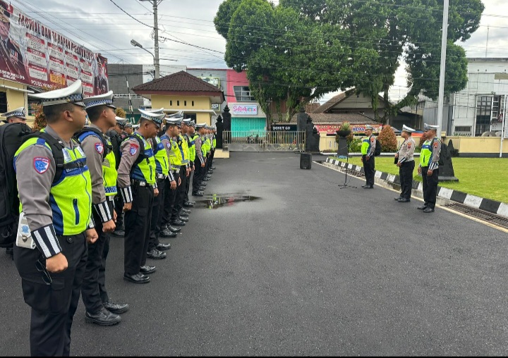 Kasat Lantas Polres Wonosobo, AKP Edy Nugroho melakukan pengecekan kelengkapan perorangan anggota Satlantas Polres Wonosobo, di halaman Mapolres Wonosobo, Selasa (17/12/2024).