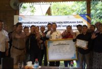 Kepala BNN Provinsi Jawa Tengah, Brigjen. Pol. Dr. H. Agus Rohmat (tengah), Kepala BNN Kabupaten Magelang, AKBP Siswoyo Adi Wijaya, serta perwakilan dari berbagai instansi seperti Disparpora, Kesbangpol, PHRI, Forum DTW, dan komunitas pariwisata usai melaksanakan Penandatanganan Komitmen Bersama dan Deklarasi Anti Narkoba, Senin (16/12/2024).