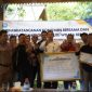 Kepala BNN Provinsi Jawa Tengah, Brigjen. Pol. Dr. H. Agus Rohmat (tengah), Kepala BNN Kabupaten Magelang, AKBP Siswoyo Adi Wijaya, serta perwakilan dari berbagai instansi seperti Disparpora, Kesbangpol, PHRI, Forum DTW, dan komunitas pariwisata usai melaksanakan Penandatanganan Komitmen Bersama dan Deklarasi Anti Narkoba, Senin (16/12/2024).
