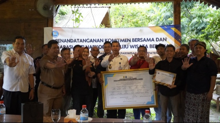 Kepala BNN Provinsi Jawa Tengah, Brigjen. Pol. Dr. H. Agus Rohmat (tengah), Kepala BNN Kabupaten Magelang, AKBP Siswoyo Adi Wijaya, serta perwakilan dari berbagai instansi seperti Disparpora, Kesbangpol, PHRI, Forum DTW, dan komunitas pariwisata usai melaksanakan Penandatanganan Komitmen Bersama dan Deklarasi Anti Narkoba, Senin (16/12/2024).
