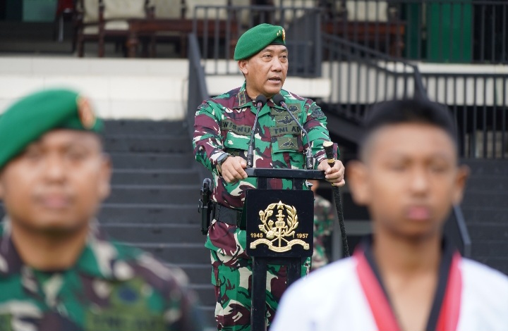 Gubernur Akmil, Mayjen TNI R. Sidharta Wisnu Graha memimpin Upacara Bendera Tujuh Belasan bulan Desember sebagai Inspektur Upacara di Lapangan Saptamarga Akmil, Selasa (17/12/24).