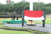Pangdam IV/Diponegoro, Mayjen TNI Deddy Suryadi bertindak selaku inspektur upacara bendera 17-an bulan Desember 2024, di Lapangan Makodam IV/Diponegoro, Selasa (17/12/2024).