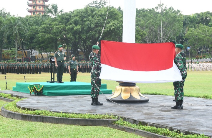 Pangdam IV/Diponegoro, Mayjen TNI Deddy Suryadi bertindak selaku inspektur upacara bendera 17-an bulan Desember 2024, di Lapangan Makodam IV/Diponegoro, Selasa (17/12/2024).