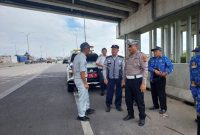 Kasat Lantas Polres Demak AKP Thoriq Aziz yang diwakili oleh Kanit Kamsel Ipda R Suko bersama Jasa Raharja, Dinas perhubungan dan dinas pekerjaan jalan melakukan pengecekan intensif di lokasi jalur pantura Demak, Selasa, (17/12/24).
