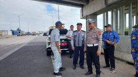 Kasat Lantas Polres Demak AKP Thoriq Aziz yang diwakili oleh Kanit Kamsel Ipda R Suko bersama Jasa Raharja, Dinas perhubungan dan dinas pekerjaan jalan melakukan pengecekan intensif di lokasi jalur pantura Demak, Selasa, (17/12/24).