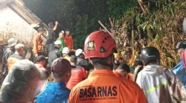 Basarnas Pos Pencarian dan Pertolongan Wonosobo bersama tim SAR gabungan sedang mencari korban terdampak longsor di Desa Gunung Wuluh, Kecamatan Candiroto, Kabupaten Temanggung, Selasa (17/12/24).
