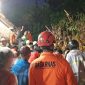 Basarnas Pos Pencarian dan Pertolongan Wonosobo bersama tim SAR gabungan sedang mencari korban terdampak longsor di Desa Gunung Wuluh, Kecamatan Candiroto, Kabupaten Temanggung, Selasa (17/12/24).
