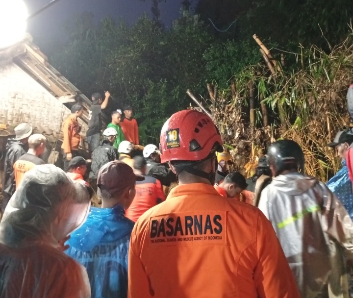 Basarnas Pos Pencarian dan Pertolongan Wonosobo bersama tim SAR gabungan sedang mencari korban terdampak longsor di Desa Gunung Wuluh, Kecamatan Candiroto, Kabupaten Temanggung, Selasa (17/12/24).