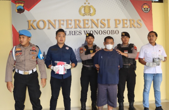 GS (33), warga Kertek, ditangkap atas dugaan kepemilikan narkotika jenis sabu dengan total berat bruto 1,2 gram.