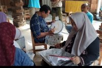 Kepala BNN Provinsi Jawa Tengah, Brigjen Pol. Dr. H. Agus Rohmat didampingi Kepala BNN Kabupaten Magelang, AKBP Siswoyo Adi Wijaya memberikan edukasi langsung kepada pelaku usaha di Sentra Batik Tingal Art Borobudur dan masyarakat setempat, Selasa (17/12/24).