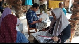 Kepala BNN Provinsi Jawa Tengah, Brigjen Pol. Dr. H. Agus Rohmat didampingi Kepala BNN Kabupaten Magelang, AKBP Siswoyo Adi Wijaya memberikan edukasi langsung kepada pelaku usaha di Sentra Batik Tingal Art Borobudur dan masyarakat setempat, Selasa (17/12/24).
