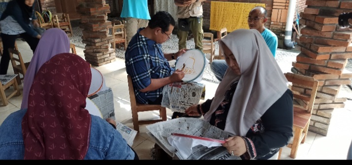 Kepala BNN Provinsi Jawa Tengah, Brigjen Pol. Dr. H. Agus Rohmat didampingi Kepala BNN Kabupaten Magelang, AKBP Siswoyo Adi Wijaya memberikan edukasi langsung kepada pelaku usaha di Sentra Batik Tingal Art Borobudur dan masyarakat setempat, Selasa (17/12/24).