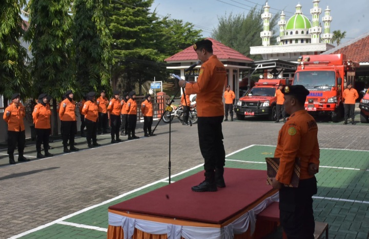 Kepala Kantor Basarnas Semarang, Budiono memimpin apel pembukaan pelaksanaan Siaga SAR Khusus di lingkungan kerja Kantor Pencarian dan Pertolongan Semarang, Rabu (18/12/24).