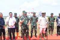 Panglima TNI, Jenderal TNI Agus Subiyanto dan Menteri Pertanian Andi Amran Sulaiman launching padi varietas Sinar Mentari di Desa Tegalsari Timur, Kecamatan Ampelgading, Kabupaten Pemalang, Kamis (19/12/24).