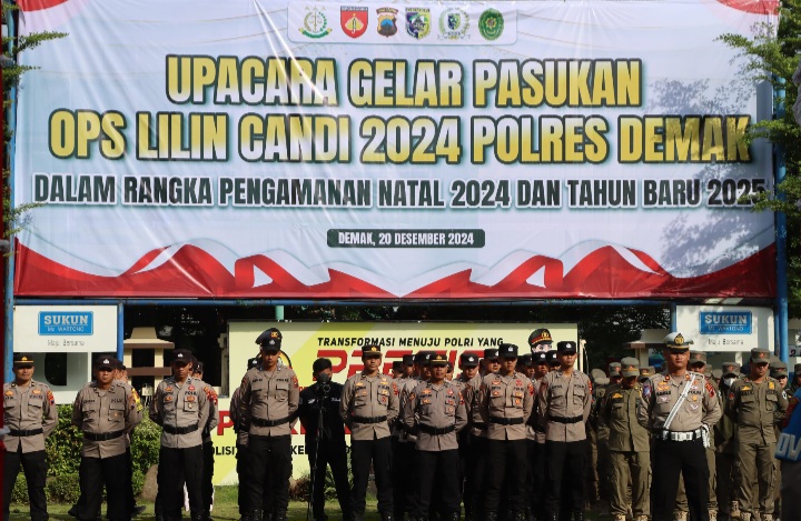Ratusan personil ikuti apel gelar pasukan Operasi Lilin Candi 2024 di Lapangan Wicaksana Laghawa, Polres Demak, Jum'at (20/12/2024).