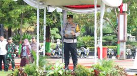 Kapolres Kudus, AKBP Ronni Bonic pimpin Apel Gelar Pasukan Lilin Candi 2024, di Alun-Alun Simpang 7 Kudus, Jumat (20/12/2024).