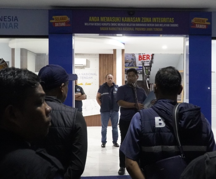 Badan Narkotika Nasional Provinsi (BNNP) Jawa Tengah bekerjasama dengan Kodim Kota Semarang dan Polsek Semarang Barat, melaksanakan razia dan tes urine tempat hiburan malam (THM) di kawasan eks lokalisasi Sunan Kuning (SK), Semarang Barat, Jumat-Sabtu (20-21/12/24).