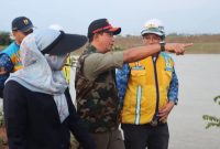 Kepala Badan Nasional Penanggulangan Bencana,  Letjen TNI Suharyanto, meninjau  tanggul Sungai Wulan di Dukuh Norowito, Desa Ketanjung, Kecamatan Karanganyar, Kabupaten Demak, Kamis (19/12/24). 