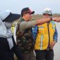 Kepala Badan Nasional Penanggulangan Bencana,  Letjen TNI Suharyanto, meninjau  tanggul Sungai Wulan di Dukuh Norowito, Desa Ketanjung, Kecamatan Karanganyar, Kabupaten Demak, Kamis (19/12/24). 