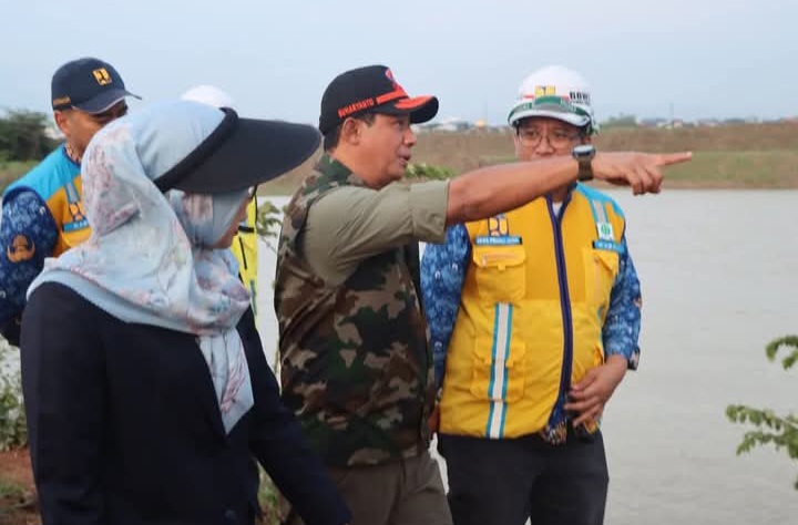 Kepala Badan Nasional Penanggulangan Bencana,  Letjen TNI Suharyanto, meninjau  tanggul Sungai Wulan di Dukuh Norowito, Desa Ketanjung, Kecamatan Karanganyar, Kabupaten Demak, Kamis (19/12/24). 