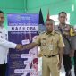 Kepala BNNP Jawa Tengah, Brigjen Pol. Dr. H. Agus Rohmat (kiri) serahkan bantuan sembako bagi masyarakat yang terdampak penyalahgunaan dan peredaran gelap narkoba. Kegiatan ini berlangsung di Kelurahan Kuningan, Kecamatan Semarang Utara, Senin (23/12/24).