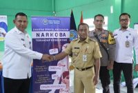 Kepala BNNP Jawa Tengah, Brigjen Pol. Dr. H. Agus Rohmat (kiri) serahkan bantuan sembako bagi masyarakat yang terdampak penyalahgunaan dan peredaran gelap narkoba. Kegiatan ini berlangsung di Kelurahan Kuningan, Kecamatan Semarang Utara, Senin (23/12/24).