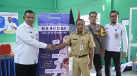 Kepala BNNP Jawa Tengah, Brigjen Pol. Dr. H. Agus Rohmat (kiri) serahkan bantuan sembako bagi masyarakat yang terdampak penyalahgunaan dan peredaran gelap narkoba. Kegiatan ini berlangsung di Kelurahan Kuningan, Kecamatan Semarang Utara, Senin (23/12/24).