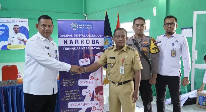 Kepala BNNP Jawa Tengah, Brigjen Pol. Dr. H. Agus Rohmat (kiri) serahkan bantuan sembako bagi masyarakat yang terdampak penyalahgunaan dan peredaran gelap narkoba. Kegiatan ini berlangsung di Kelurahan Kuningan, Kecamatan Semarang Utara, Senin (23/12/24).