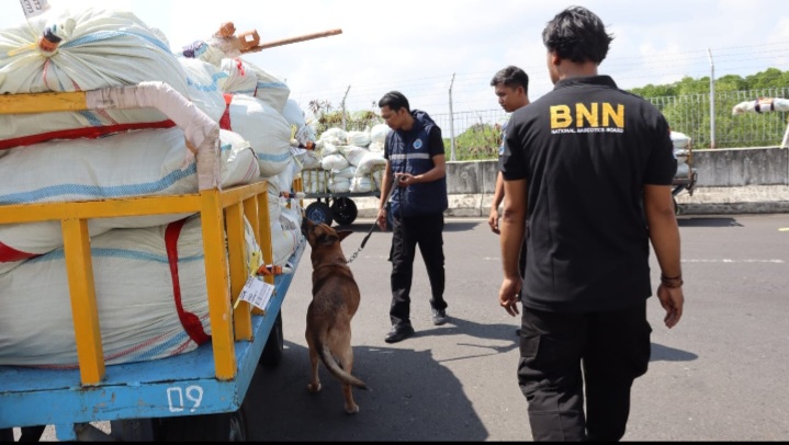 BNNP Jateng Gelar Operasi Interdiksi Terpadu di Bandara Ahmad Yani Semarang, Senin (24/12).