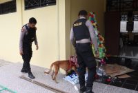 Polres Demak melakukan sterilisasi Gereja Kristen Jawa  (GKJ) dan Gereja Katolik Santo Mikael di Demak yang akan melaksanakan perayaan dan ibadah Natal, Selasa (24/12/2024). 