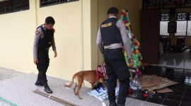 Polres Demak melakukan sterilisasi Gereja Kristen Jawa  (GKJ) dan Gereja Katolik Santo Mikael di Demak yang akan melaksanakan perayaan dan ibadah Natal, Selasa (24/12/2024). 