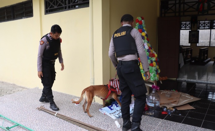 Polres Demak melakukan sterilisasi Gereja Kristen Jawa  (GKJ) dan Gereja Katolik Santo Mikael di Demak yang akan melaksanakan perayaan dan ibadah Natal, Selasa (24/12/2024). 