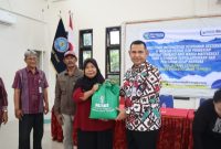 Kepala BNNP Jawa Tengah, Brigjen Pol.  Agus Rohmat (baju batik) menyerahkan bantuan sembako kepada masyarakat terdampak penyalahgunaan dan peredaran gelap narkoba di Kantor Kelurahan Kaligawe, Semarang, Selasa (24/12).