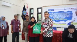 Kepala BNNP Jawa Tengah, Brigjen Pol.  Agus Rohmat (baju batik) menyerahkan bantuan sembako kepada masyarakat terdampak penyalahgunaan dan peredaran gelap narkoba di Kantor Kelurahan Kaligawe, Semarang, Selasa (24/12).