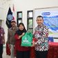 Kepala BNNP Jawa Tengah, Brigjen Pol.  Agus Rohmat (baju batik) menyerahkan bantuan sembako kepada masyarakat terdampak penyalahgunaan dan peredaran gelap narkoba di Kantor Kelurahan Kaligawe, Semarang, Selasa (24/12).