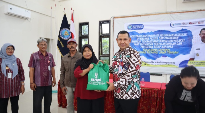 Kepala BNNP Jawa Tengah, Brigjen Pol.  Agus Rohmat (baju batik) menyerahkan bantuan sembako kepada masyarakat terdampak penyalahgunaan dan peredaran gelap narkoba di Kantor Kelurahan Kaligawe, Semarang, Selasa (24/12).