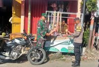 Personel Koramil 13 Karangawen bersama Bhabinkamtibmas Polsek Karangawen melaksanakan patroli di Pasar Desa Wonosekar, Kecamatan Karangawen, Kabupaten Demsk, Selasa (24/12/24).
