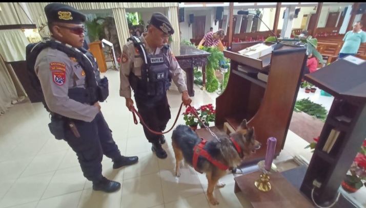 Satuan Samapta Polres Kudus lakukan sterilisasi sejumlah Gereja dan tempat ibadah, Selasa (24/12/2024).