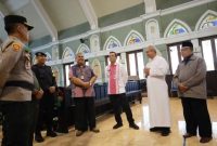 Wali Kota Pekalongan, HA Afzan Arslan Djunaid (tengah) saat melaksanakan pengecekan di salah satu gereja di Kota Pekalongan, Selasa (24/12/2024).