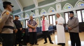 Wali Kota Pekalongan, HA Afzan Arslan Djunaid (tengah) saat melaksanakan pengecekan di salah satu gereja di Kota Pekalongan, Selasa (24/12/2024).