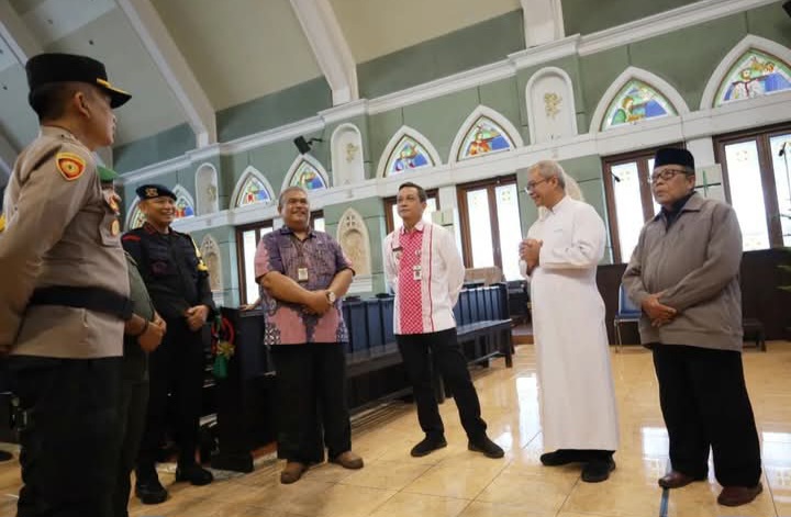 Wali Kota Pekalongan, HA Afzan Arslan Djunaid (tengah) saat melaksanakan pengecekan di salah satu gereja di Kota Pekalongan, Selasa (24/12/2024).
