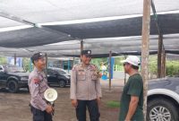Kapolsek Karangtengah, Iptu Setiyo (tengah) sedang berbincang dengan masyarakat, Jumat (27/12).