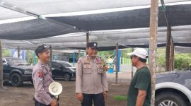 Kapolsek Karangtengah, Iptu Setiyo (tengah) sedang berbincang dengan masyarakat, Jumat (27/12).