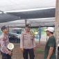 Kapolsek Karangtengah, Iptu Setiyo (tengah) sedang berbincang dengan masyarakat, Jumat (27/12).