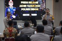 Kapolres Demak, AKBP Ari Cahya Nugraha (kanan) menyampaikan Rilis Akhir Tahun 2024 di Aula Wicaksana Laghawa Polres Demak, Senin  (30/12/2024).