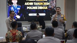 Kapolres Demak, AKBP Ari Cahya Nugraha (kanan) menyampaikan Rilis Akhir Tahun 2024 di Aula Wicaksana Laghawa Polres Demak, Senin  (30/12/2024).