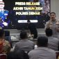 Kapolres Demak, AKBP Ari Cahya Nugraha (kanan) menyampaikan Rilis Akhir Tahun 2024 di Aula Wicaksana Laghawa Polres Demak, Senin  (30/12/2024).