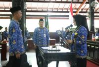 Sekda Demak, Akhmad Sugiharto (kiri)  terpilih menjadi Ketua Korps Pegawai Republik Indonesia (KORPRI) Kabupaten Demak periode 2024 – 2029, melalui Musyawarah Kabupaten (Muskab) KORPRI Kabupaten Demak tahun 2024 yang diselenggarakan di Pendopo Satya Bhakti Praja, Senin (30/12/24). 