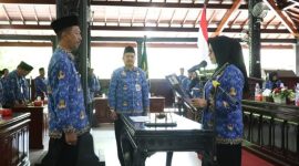 Sekda Demak, Akhmad Sugiharto (kiri)  terpilih menjadi Ketua Korps Pegawai Republik Indonesia (KORPRI) Kabupaten Demak periode 2024 – 2029, melalui Musyawarah Kabupaten (Muskab) KORPRI Kabupaten Demak tahun 2024 yang diselenggarakan di Pendopo Satya Bhakti Praja, Senin (30/12/24). 
